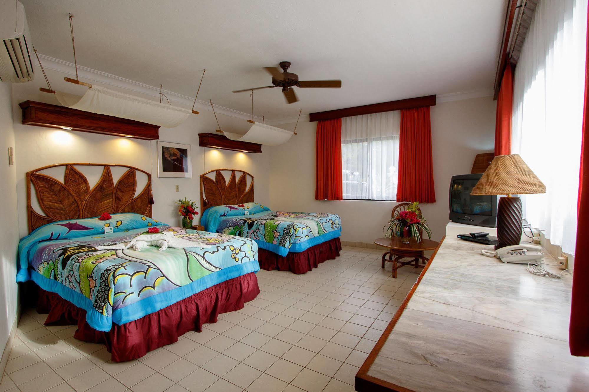 Manta Ray Bay Resort Colonia Exterior foto